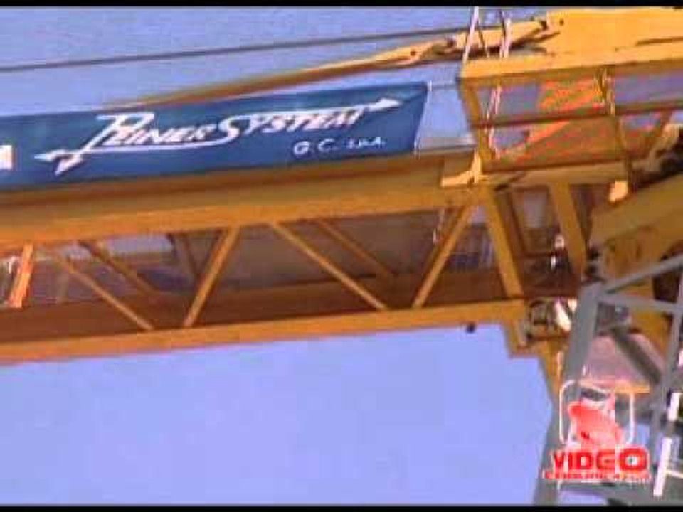 Napoli - Piazza Municipio disoccupato sale su una gru (live 11.10.12)