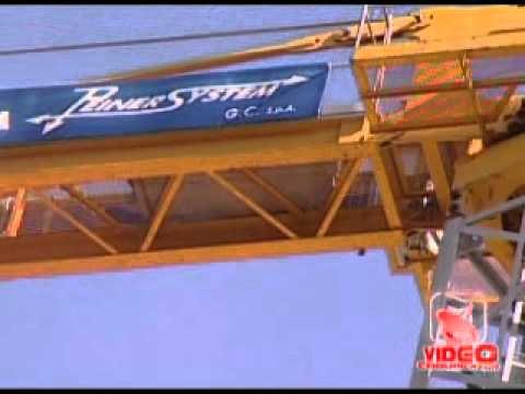 Napoli - Piazza Municipio disoccupato sale su una gru (live 11.10.12)