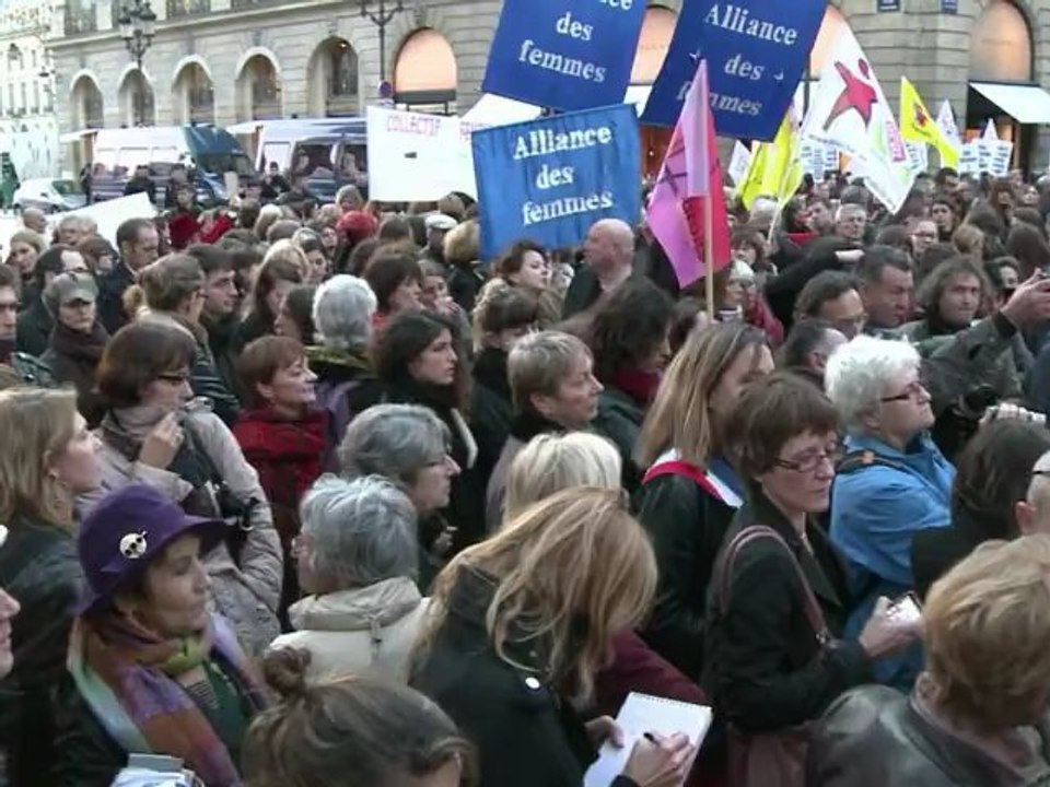 Procès viols collectifs: les féministes dans la rue