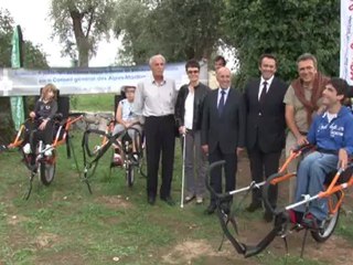 Remise de 6 joëlettes au Comité départemental de randonnée pédestre