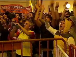 Austérité : les Indignés portugais assiègent le...