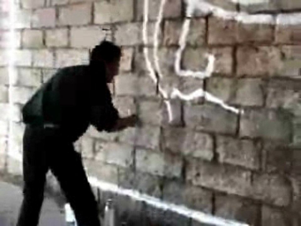 LE MUR DE "DEHORS MANO SOLO