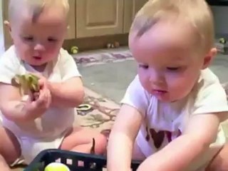 Des jumeaux imitent papa qui éternue  - The Appli dispo sur l'app store Gratuit - # TheAppli