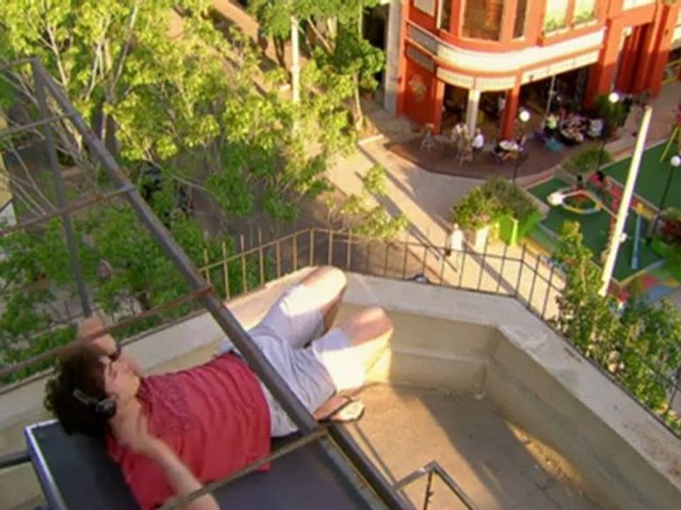 Dinho vê Gil beijando Lia