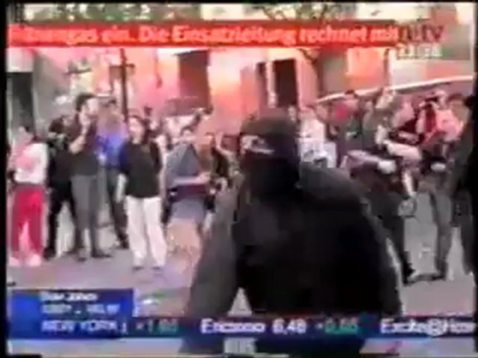 Polizei-Osterei [Fischmob] - (320 x 240)