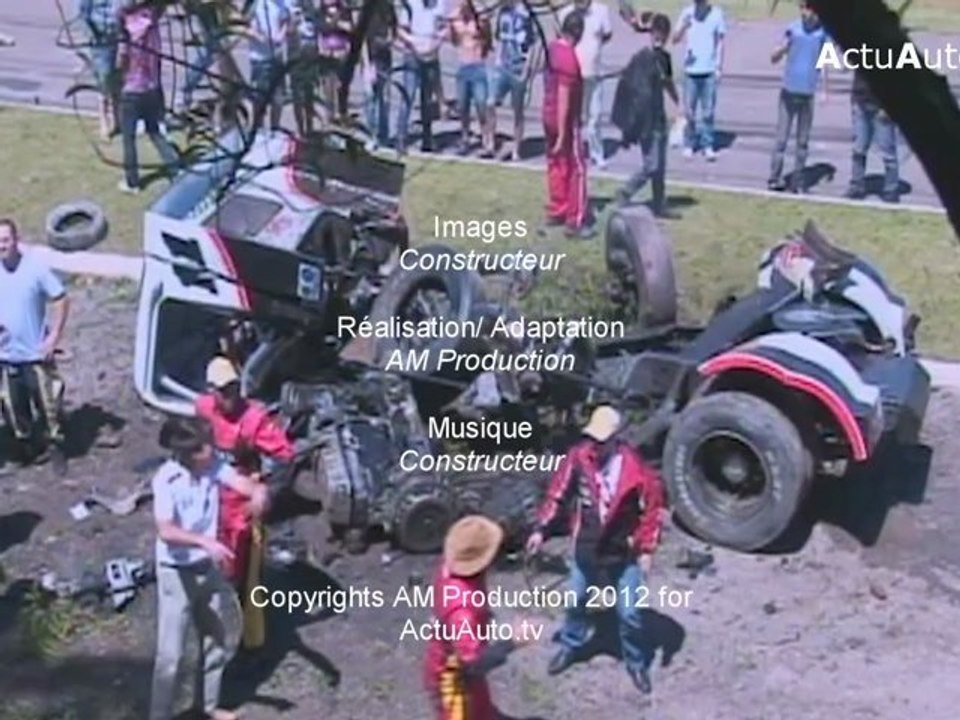 Impressionnante envolée d'un camion de course
