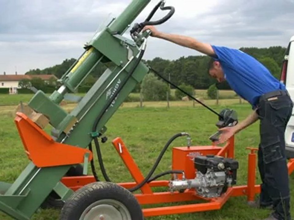 Ets Bouton - La fendeuse en action !