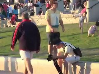 Blague du proute Jack Vales pète devant les passants