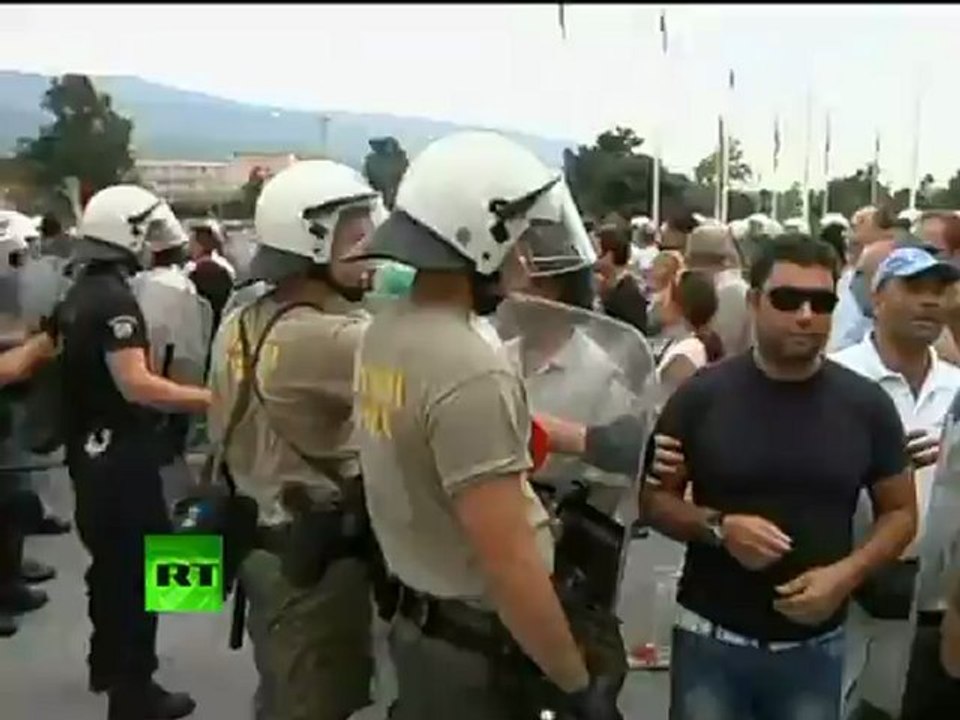 Video: Furious shipyard workers storm Greek Defense Ministry complex