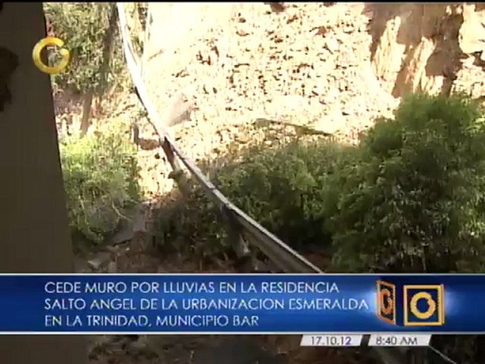 Muro cede por las lluvias en residencias Salto Angel