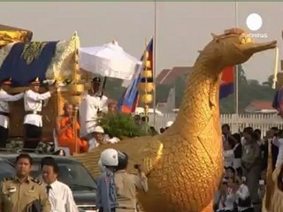 Cambogia: folla enorme saluta Sihanouk