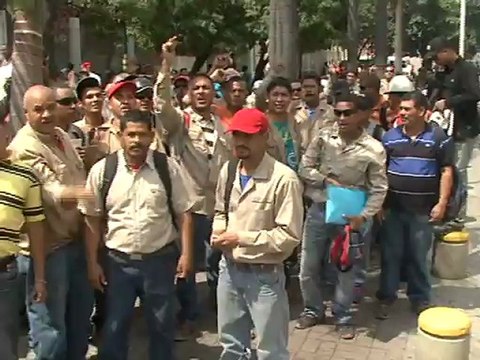 Obreros y damnificados de Ciudad Tiuna protestan: Presidente, ese Ministro de Vivienda y Hábitat no sirve