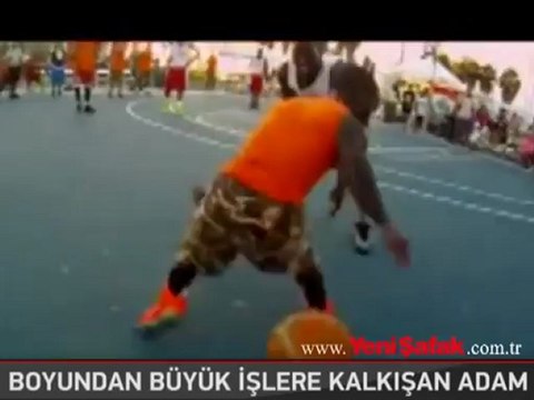 Bu adam boyundan büyük işler yapıyor