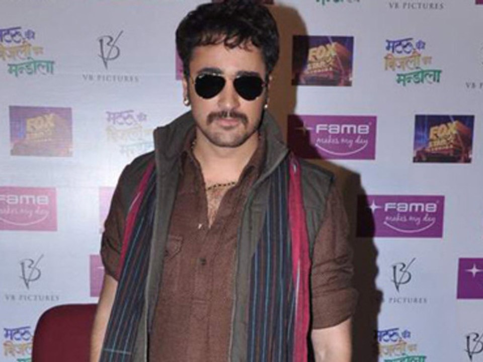 Imran's Different Look In 'Matru Ki Bijlee Ka Mandola'
