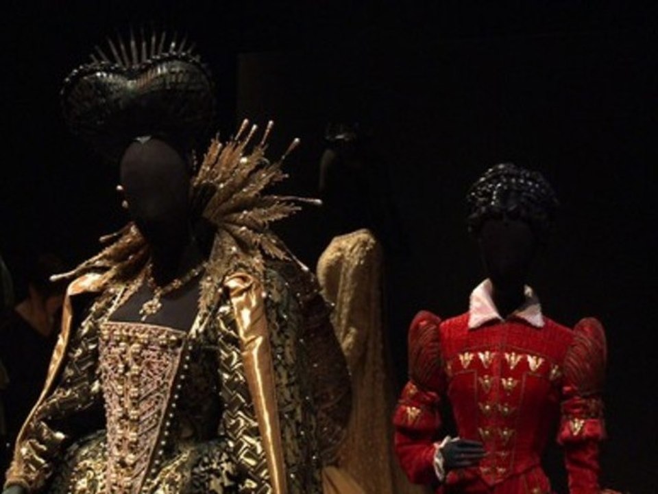 Londres : exposition de costumes de films d'Hollywood