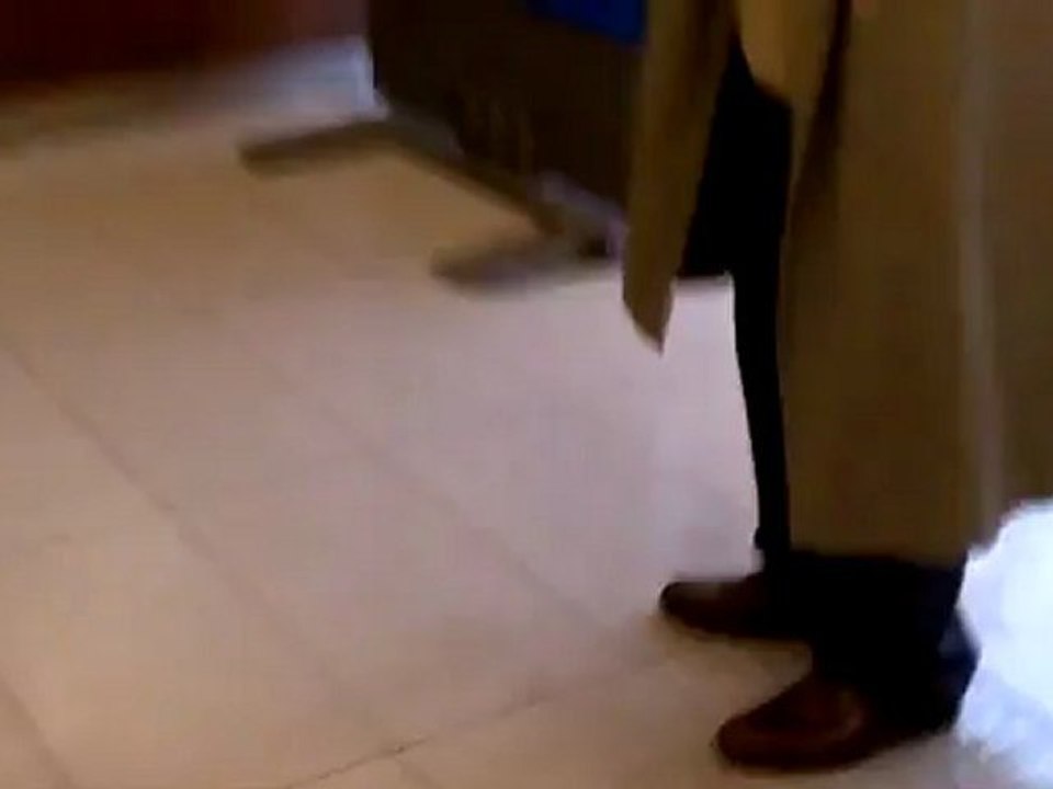 Un homme qui gagne beaucoup d'argent insulte une fonctionnaire SNCF