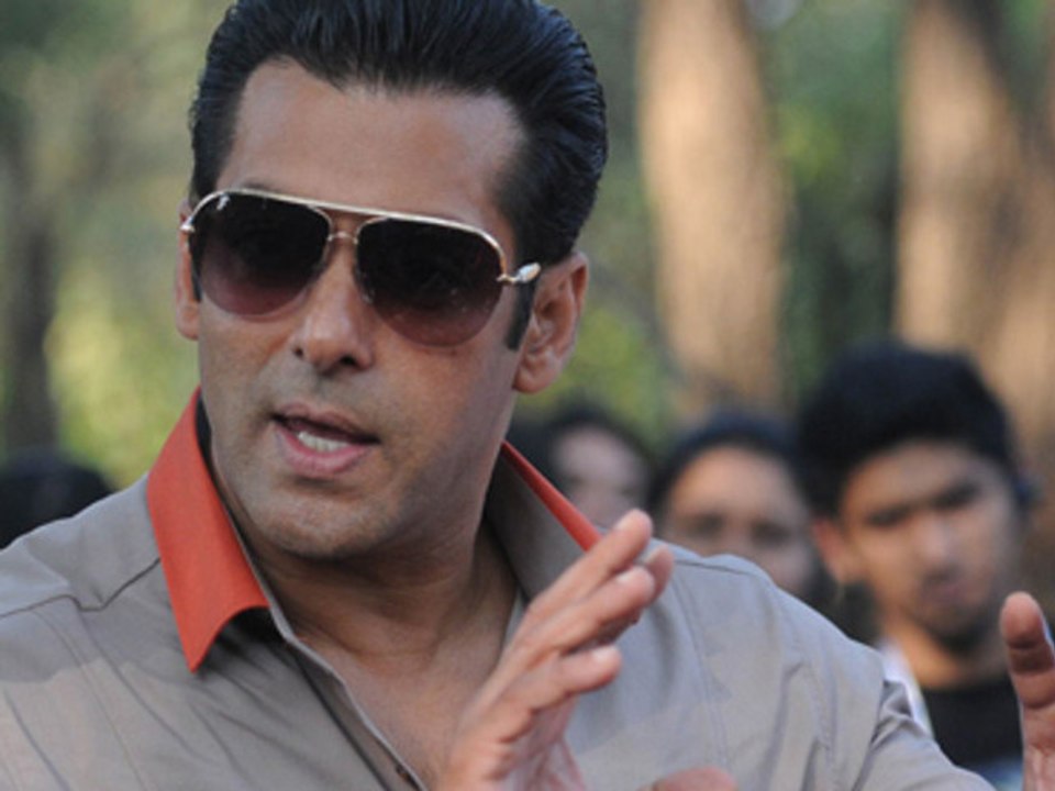 Salman Khan Launches Bigg Boss Tour Bus - Uncut