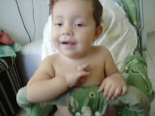 Sarinha cantando miau miau miau