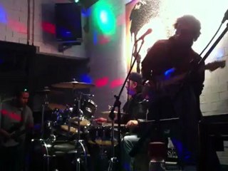 Aquí y allá (pisa fuerte)