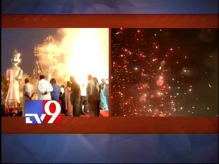 PM Manmohan, Sonia and Rahul oversee burning of Ravana effigy