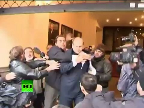 Emeutes à Athènes - ministre frappé agressé - cocktails molotov sur la police (15122010)