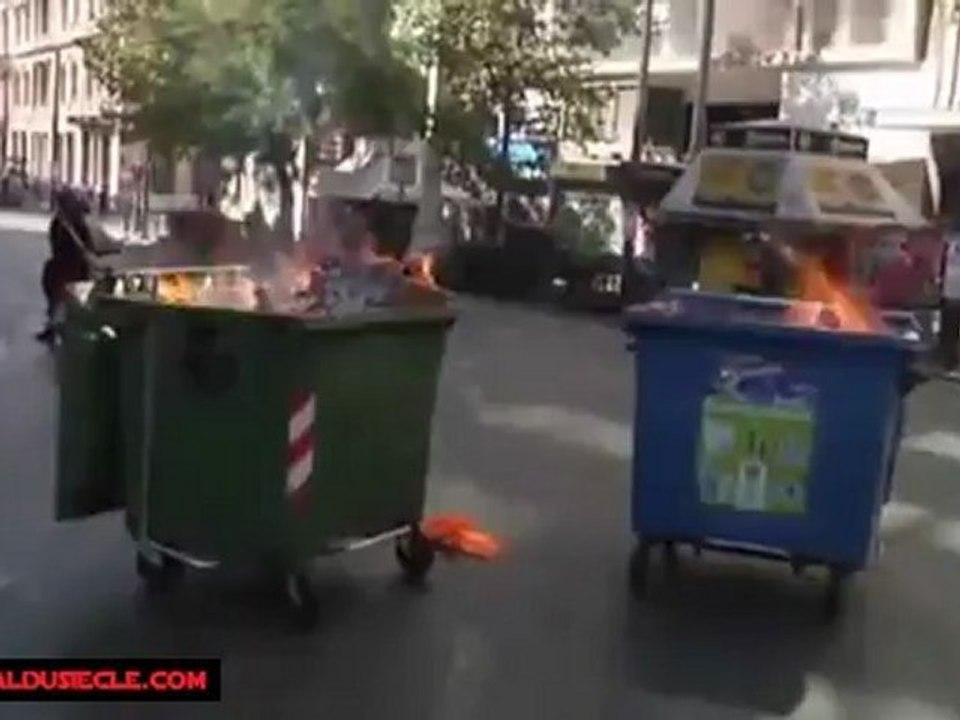 Grèce  La police d'Athènes encerclée par les flammes et les explosions  26 Sept.2012