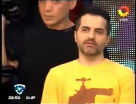 Tinelli halagó la remera de Angel de Brito Nosostros también necesitamos un revólver aca