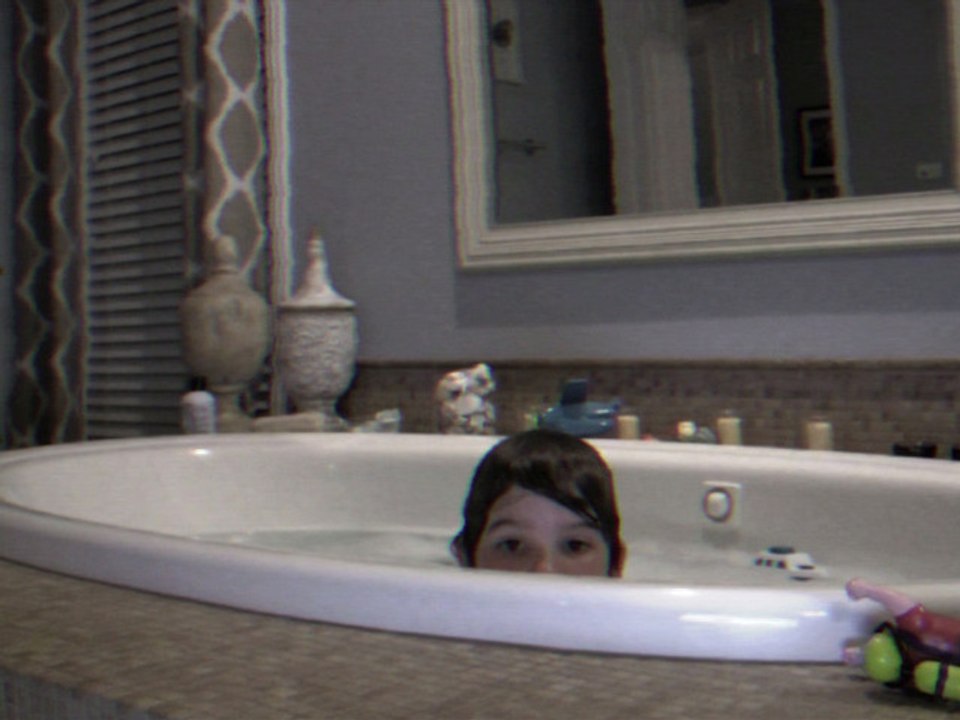 Paranormal Activity 4 - extrait "Salle de bain"