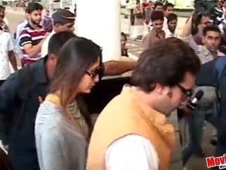 Media Mobbed Newly Married Saif Kareena At Airport !