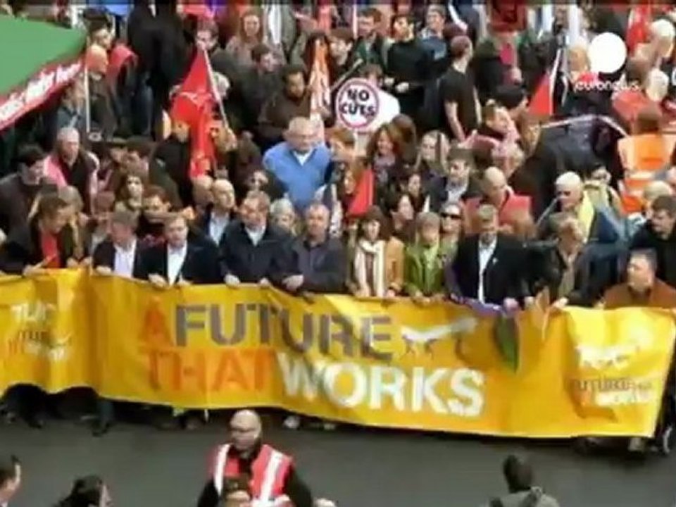 Des dizaines de milliers de Britanniques manifestent...