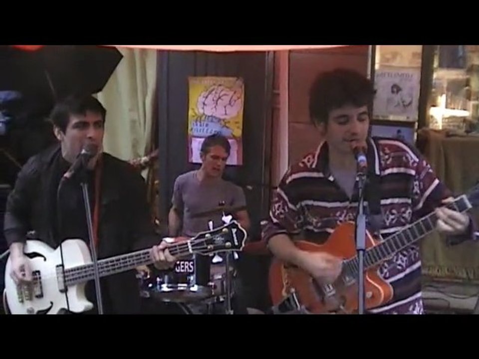 The Sheep Shaggers, devant le disquaire Vinyl Corner, à Rouen, le 20 octobre 2012.