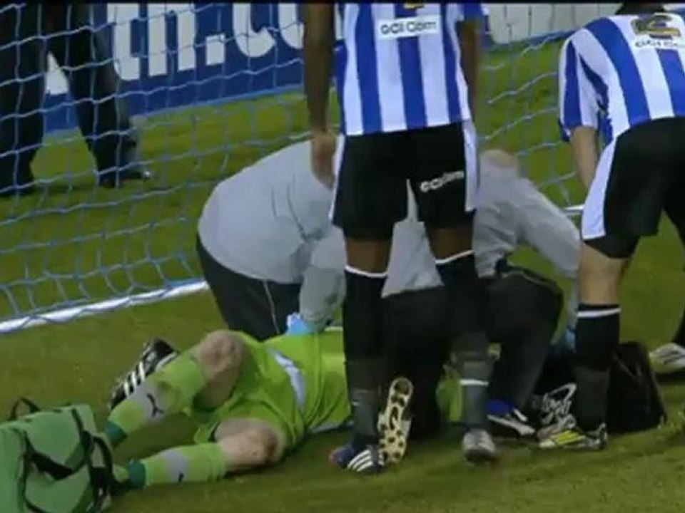 Skandal in england! hooligan attackiert torwart