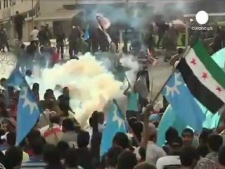 Libano. Assalto al palazzo del governo. La folla esige...