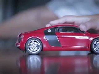 Скачать видео: Vídeo: Los Audi R8 de Miguel Molina y Marc Gené introducen la Audi Driving Experience