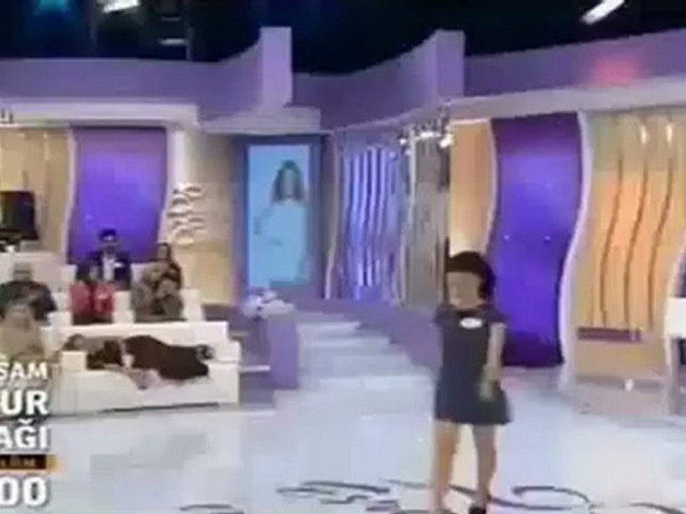 Canlı Yayını Yatarak Sundu