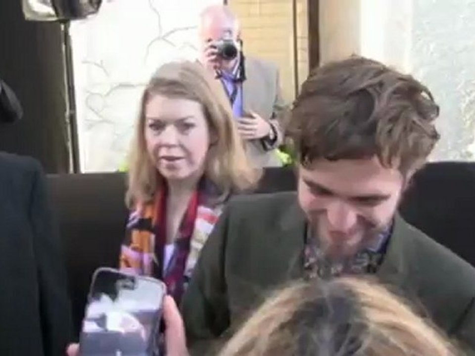 Celebrity Bytes: Crack Us a Smile, Robert Pattinson!