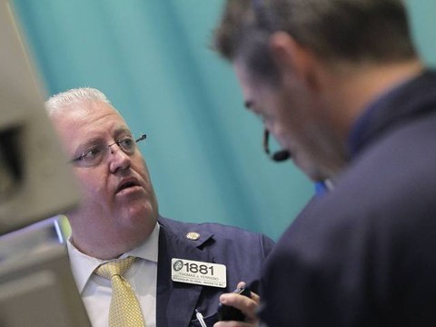 U.S. Stocks Flat as Caterpillar Erases Losses