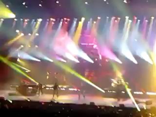 Johnny Hallyday - Intro + Allumer le Feu - Zénith - Amiens -