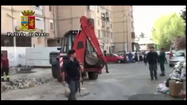 Napoli - Abbattuto a Scampia un 'fortino' dello spaccio (22.10.12)