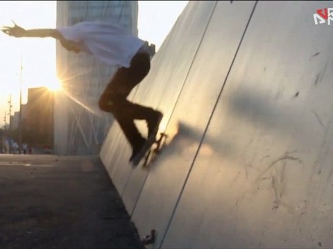 Barcelona Chicks - Skate video - Cool Shoe Tricks & Chicks