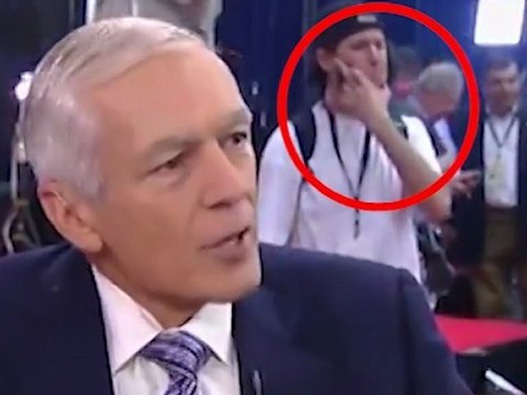 Un homme fait un doigt d'honneur en direct sur Fox News