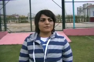 Erkek futbolculara kadın antrenör