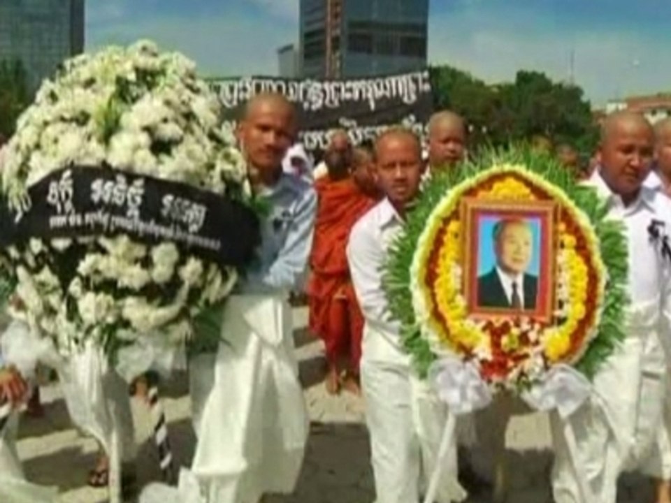 Cambodians mourn former king