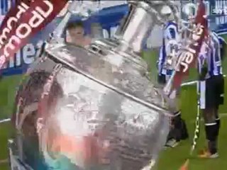 Chris kirland recoit un coup de poing d un supporter de leed