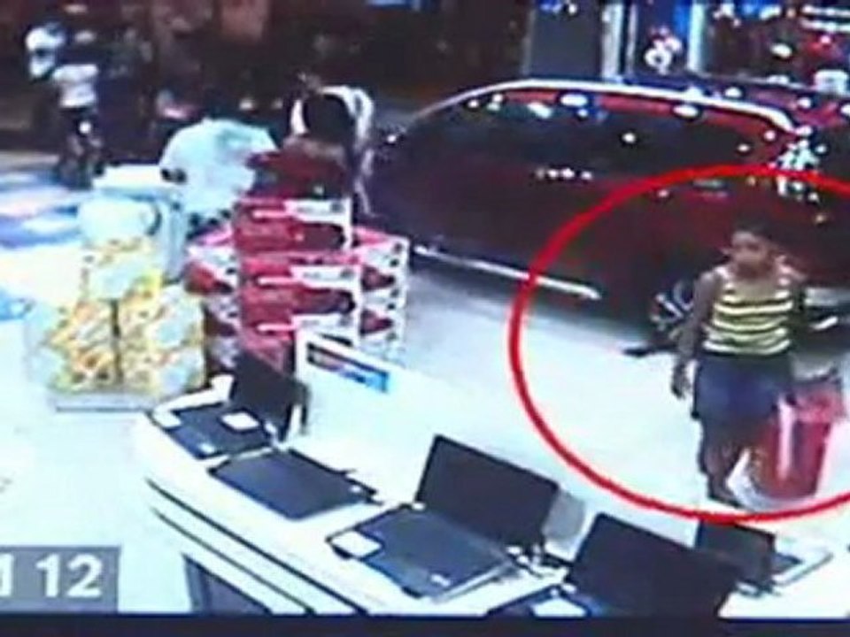 4 JCS Projetos Servicos_Mulher Flagrada por Camera de Loja dentro de Shopping furtando Notebook
