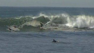 Ils surfent Lafiténia sur la cote Basque
