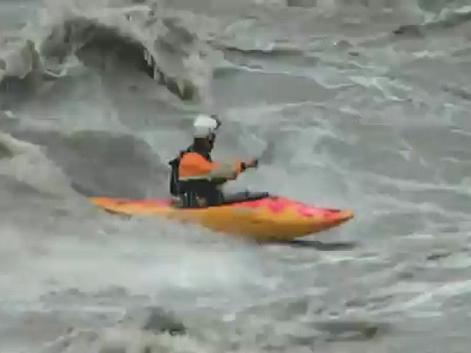Crue du Gave de Pau : beau surf de Vincent malgré une disparition