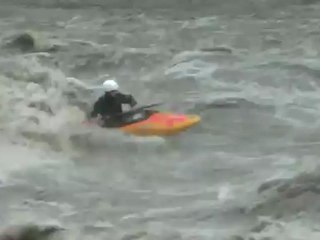 Crue du Gave de Pau : beau surf d'Antoine