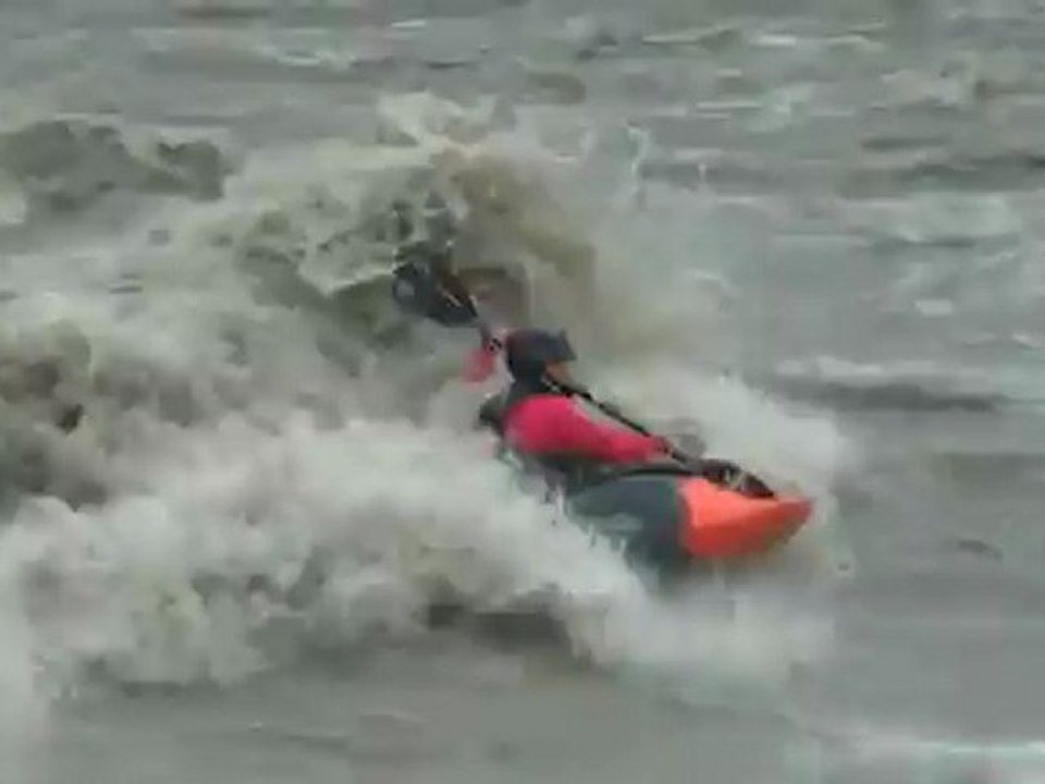 Crue du Gave de Pau : beau surf de Mehdi