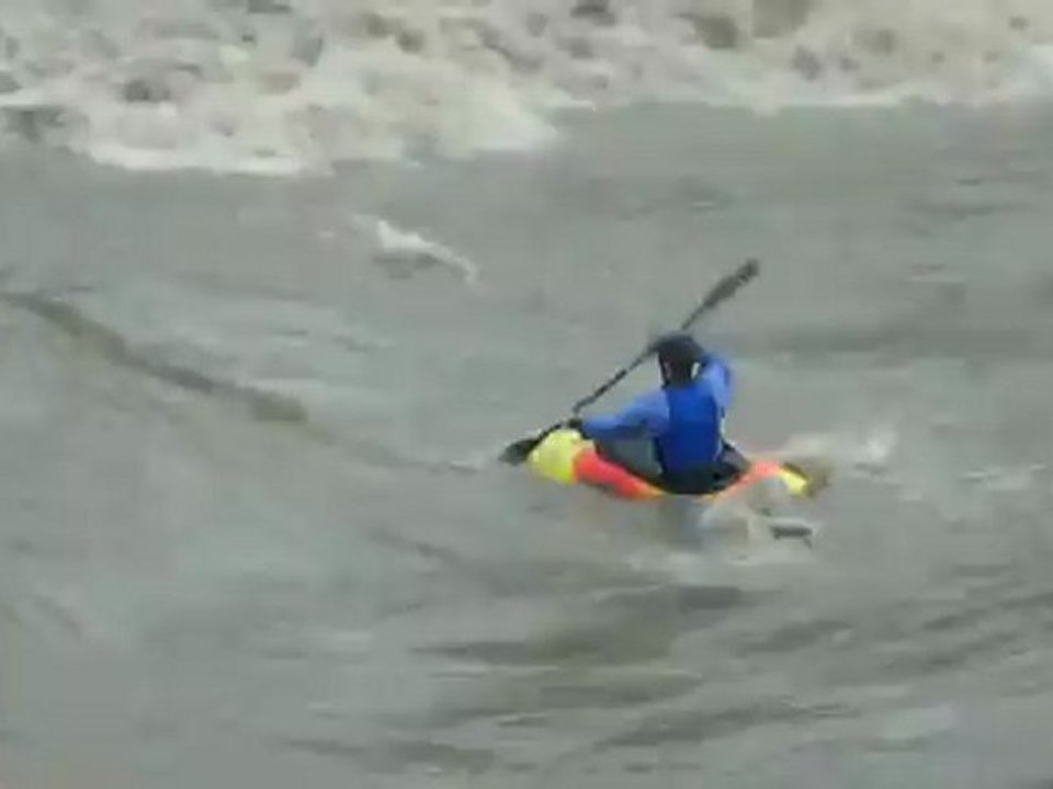 Crue du Gave de Pau : Bastien dans la vague